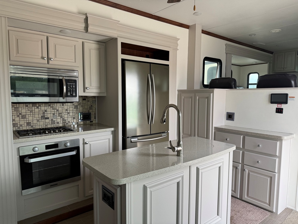 Luxurious, Five Slide Out, Alpine Fifth Wheel For Sale In Catral, Costa Blanca – €65,000